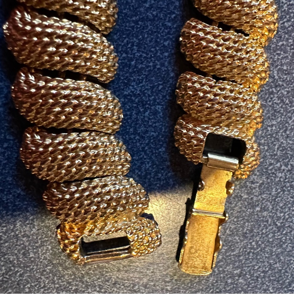 NAPIER Signed  Vintage 1980’s Gold-Tone Textured Link Chunky Necklace Over Clasp - Picture 13 of 17